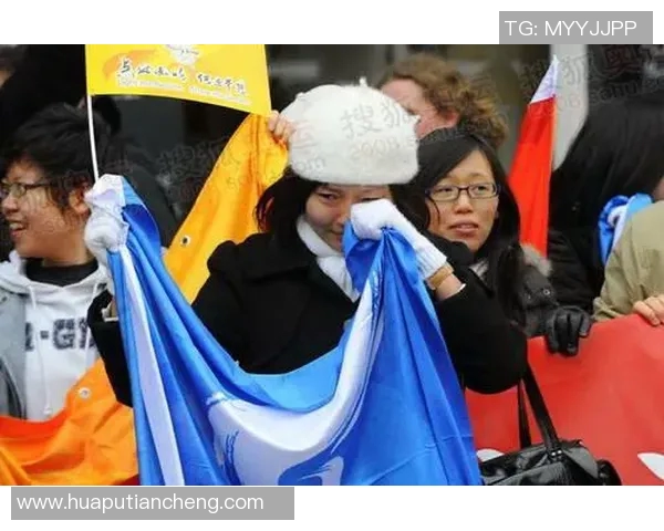 小孩偶遇足球明星激动落泪感动瞬间引发热议与共鸣